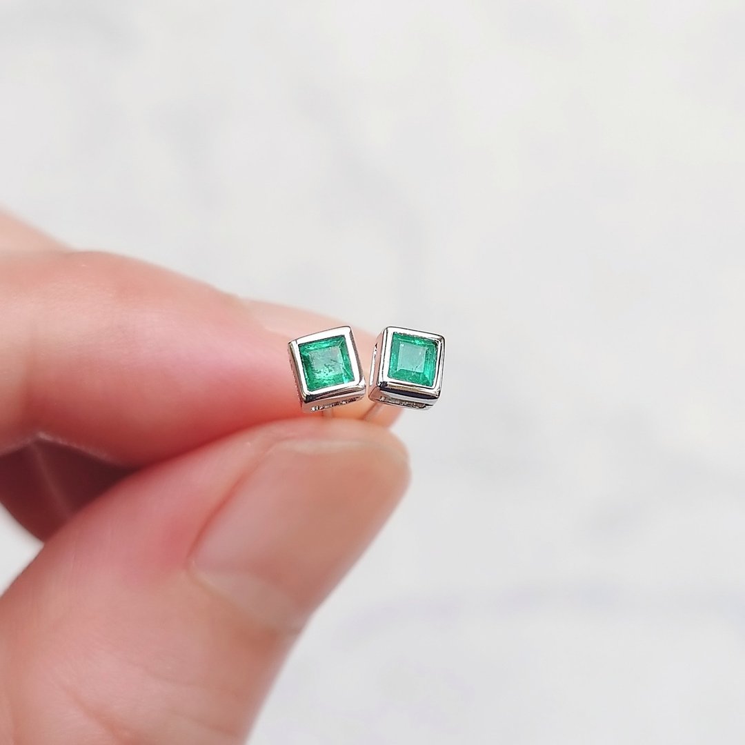 限量现货 - 迷你天然祖母绿 方形切割 纯 18K 白金 耳环 - 耳环/耳夹 - 宝石 绿色