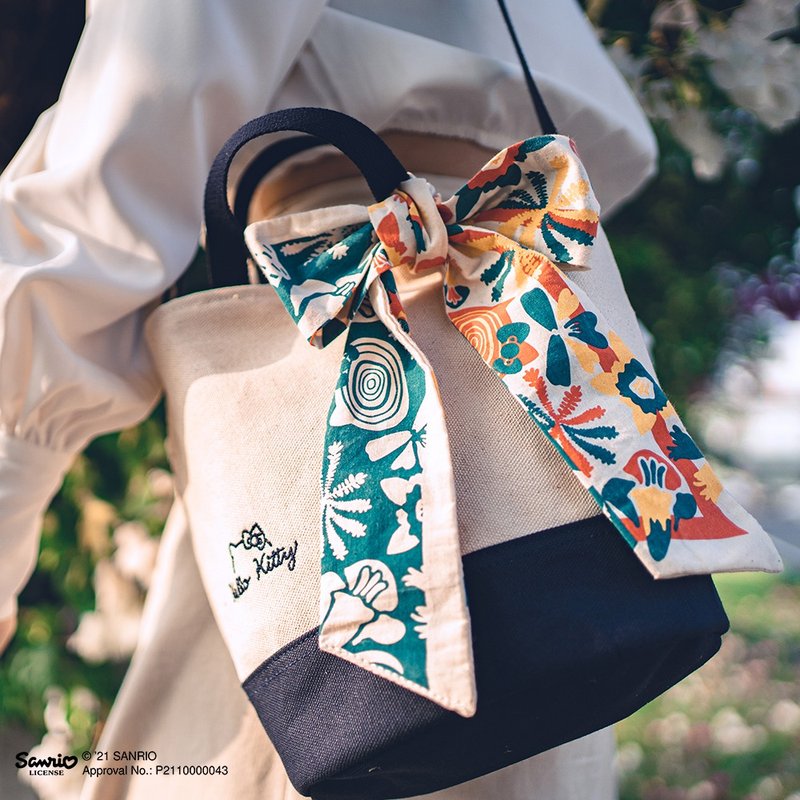 Pinkoi x Hello Kitty 多口袋托特包 帆布丝巾 - 侧背包/斜挎包 - 棉．麻 蓝色