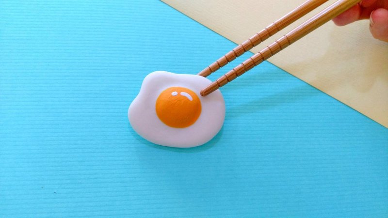 🎄圣诞节交换礼物🎁 元气荷包蛋 陶胸针/别针   （单件。含盒装） - 胸针 - 瓷 多色