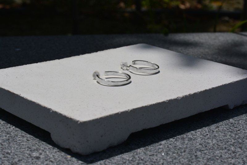 素面半圆耳环 - 耳环/耳夹 - 纯银 银色