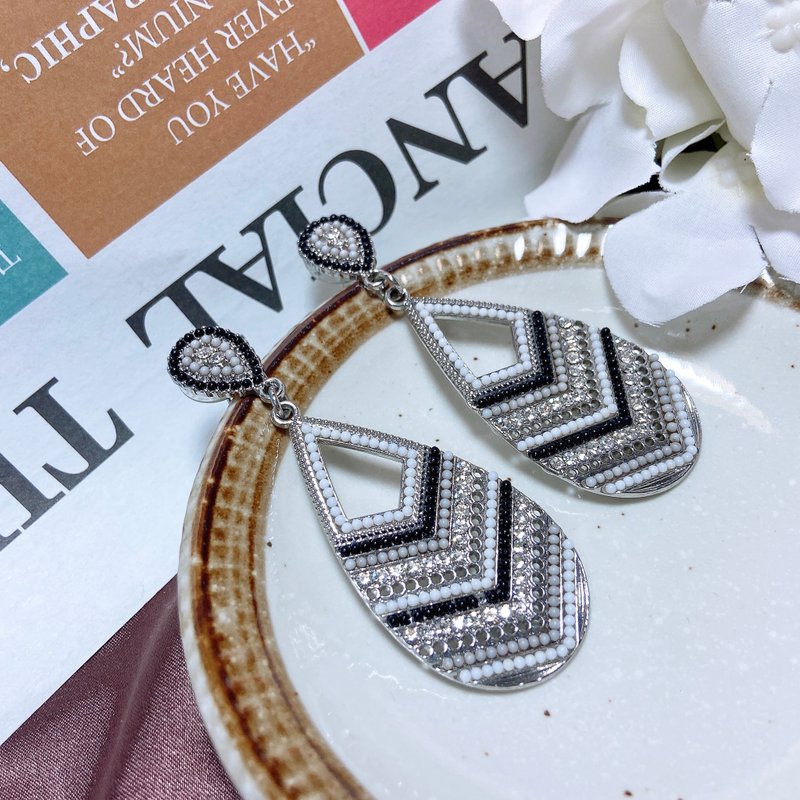 【西洋古董饰品】波希米亚 篓空黑白水钻 垂坠 摇摆 耳环 耳针 - 耳环/耳夹 - 半宝石 银色