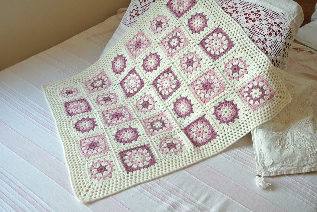 嬰兒毯 Wool crochet baby blanket Pink and white warm knitted blanket for newborn - 满月礼盒 - 羊毛 粉红色