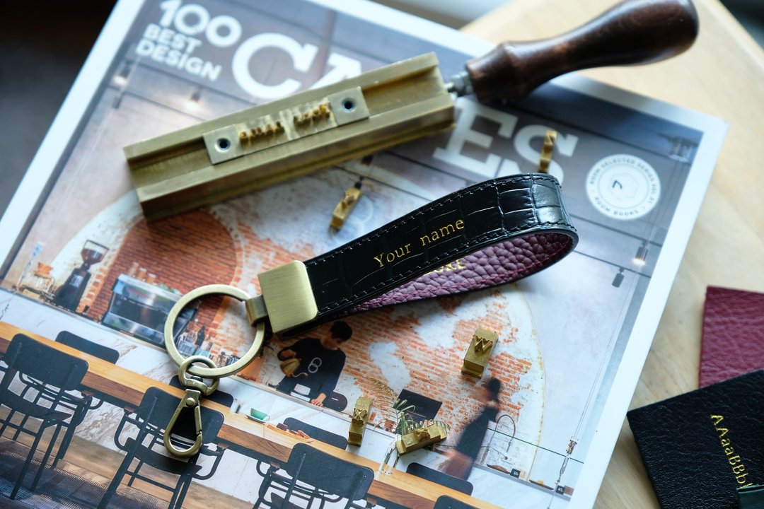 Handmade Black croco emb. leather Personalized Keyring - 钥匙链/钥匙包 - 真皮 黑色