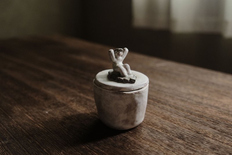 坐在广藿香叶子上的人・有盖子的杯子・烛台容器 - 蜡烛/烛台 - 陶 白色