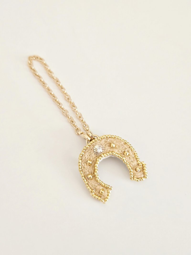 幸运马蹄挂饰别针双用款 - 吊饰 - 绣线 