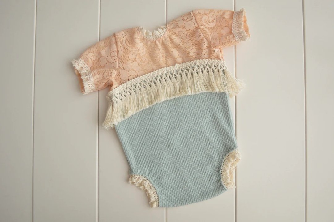 Newborn girl beige and pale teal lace photo prop romper. Frilly onesie first pic - 其他 - 其他材质 蓝色