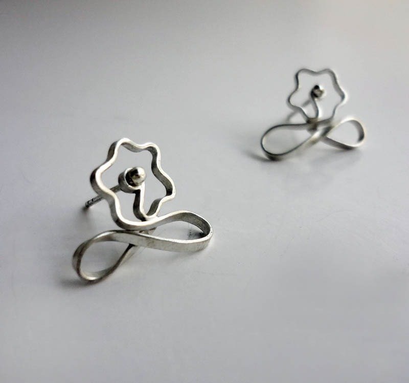 天使的银线 无限花朵款 纯银耳环-耳针 - 耳环/耳夹 - 其他金属 灰色