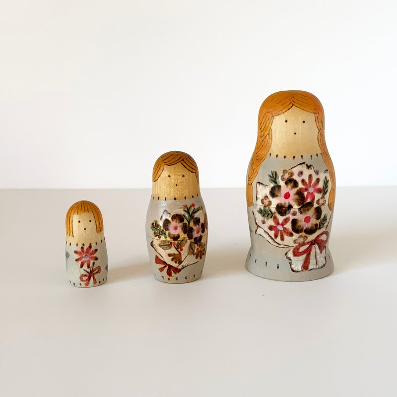 手持花束的俄罗斯娃娃 - 玩偶/公仔 - 木头 粉红色