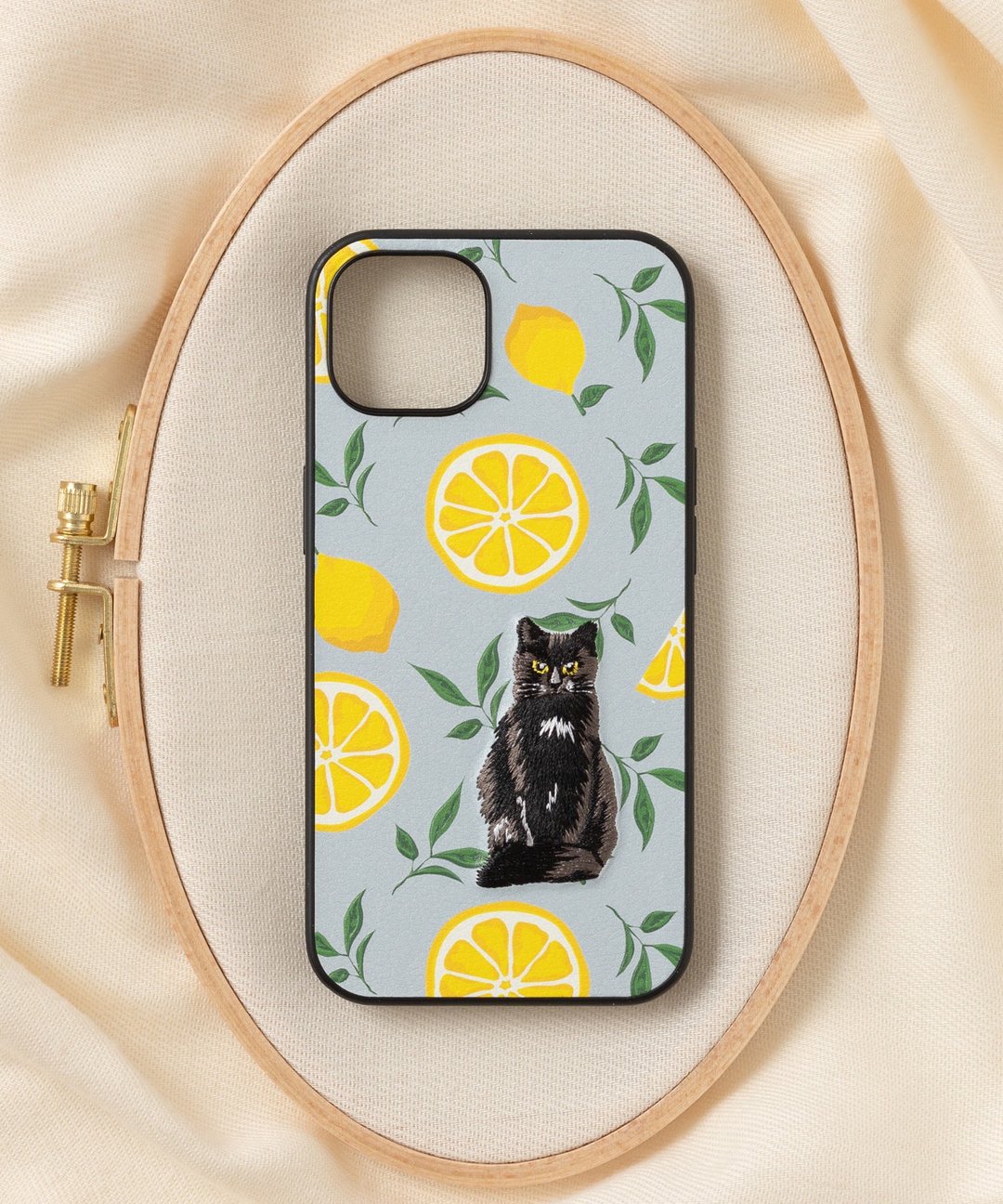 立體刺繡手機殼 iPhone 13 PBAT PU合成皮革 猫咪x柠檬 - 手机壳/手机套 - 聚酯纤维 多色