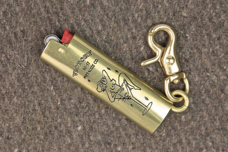 【METALIZE】Bic/黄铜打火机套-越战裸女 - 钥匙链/钥匙包 - 铜/黄铜 