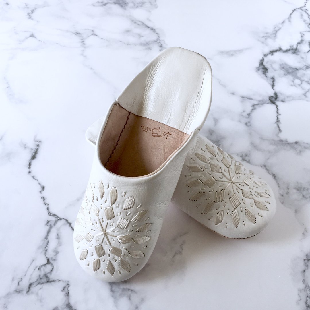 Elegant babouche (slippers) Broadly blanc with hand-stitched embroidery - 室内拖鞋 - 真皮 白色