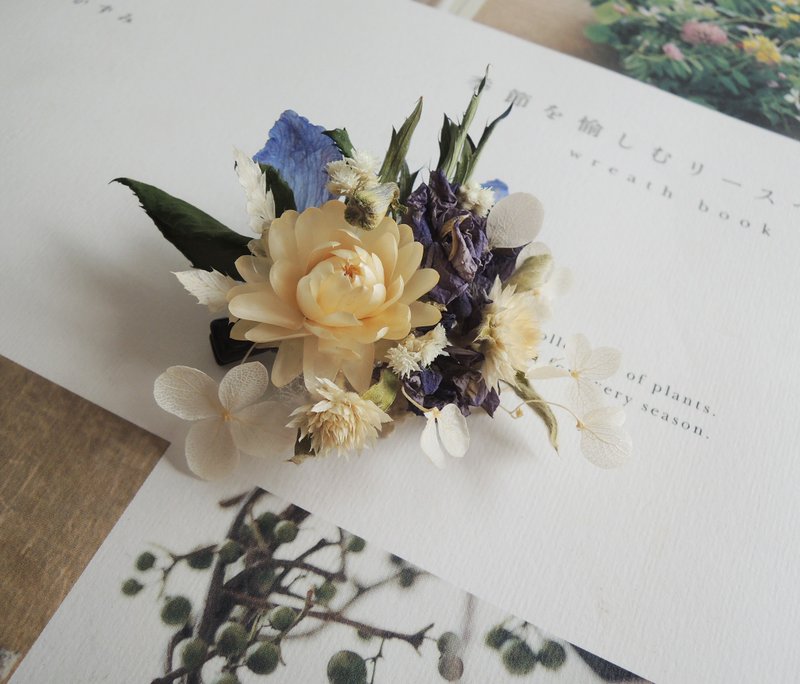 微甜·圈 经典系列 手作 浪漫春天 鹅黄麦杆菊 不凋白绣球 飞燕草 千日红 缎带 干燥花 发夹 新娘发饰 发饰 现货 - 发饰 - 塑料 蓝色