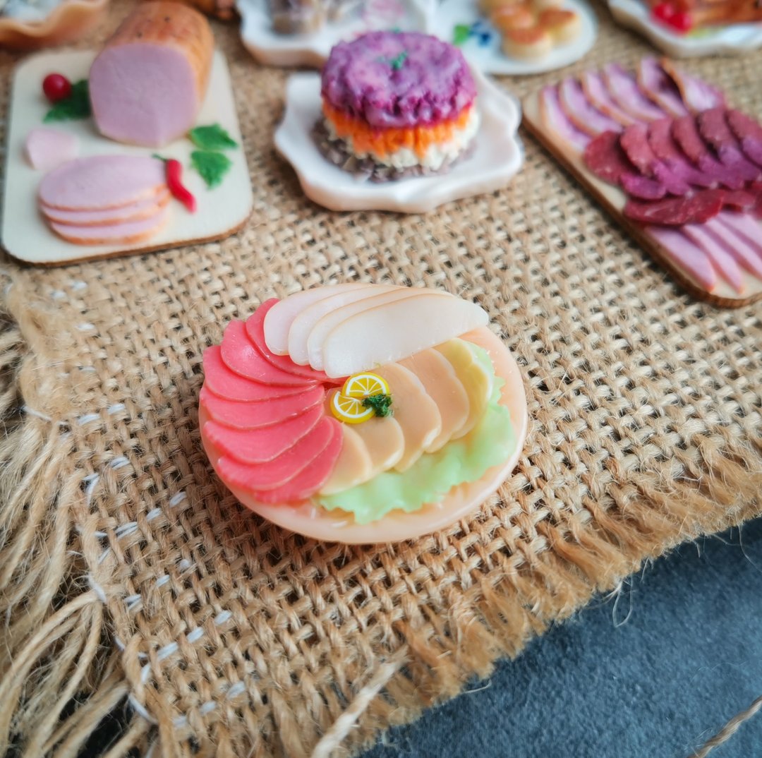逼真的芭比食物 1:6 鲑鱼片放在盘子上  熟食板玩具屋食物 - 其他 - 粘土 多色