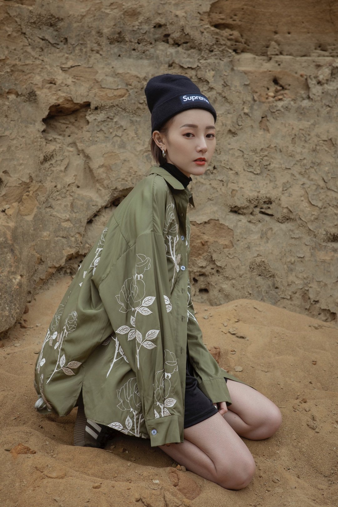 EMBROIDERED ROSE SHIRT OLIVE - 女装衬衫 - 聚酯纤维 