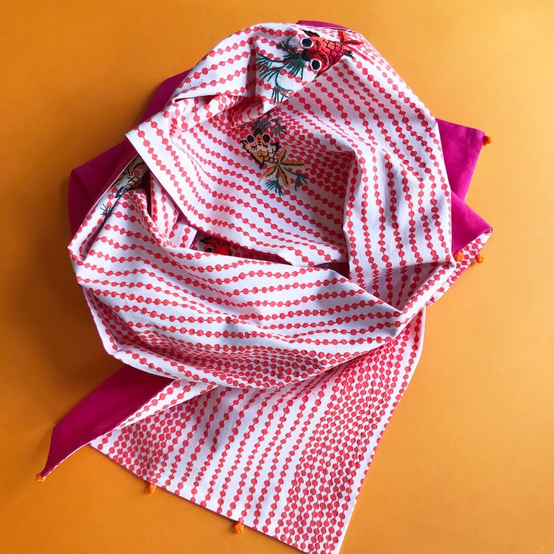 手工刺绣秋鱼薄棉布围巾/交换礼物 双面围巾 绣花 围脖 手绣金鱼 - 围巾/披肩 - 棉．麻 红色