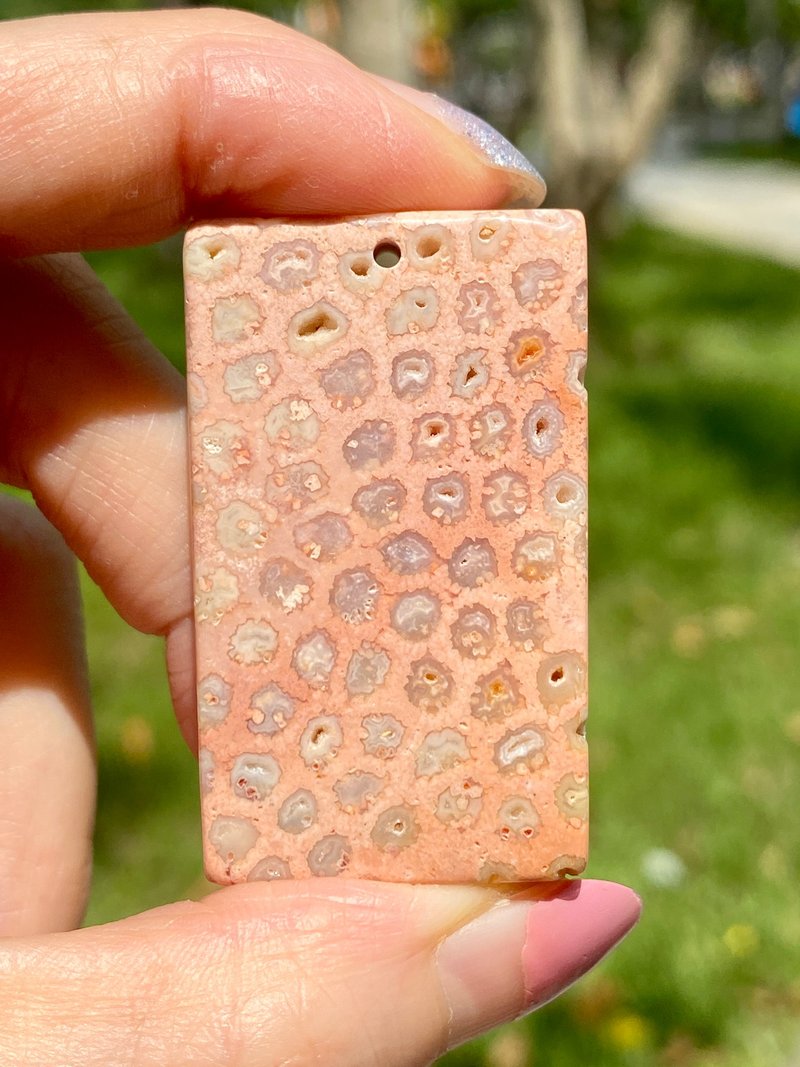 粉红奶酪珊瑚玉中国结吊坠 - 项链 - 贝壳 粉红色