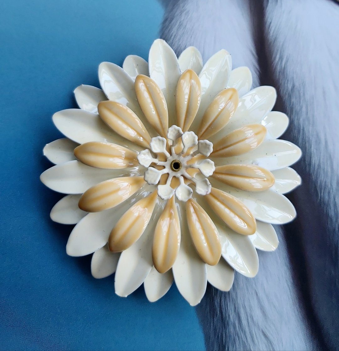 Vintage Jewelry  立体 奶白珐琅花 别针 胸针 - 徽章/别针 - 其他金属 金色