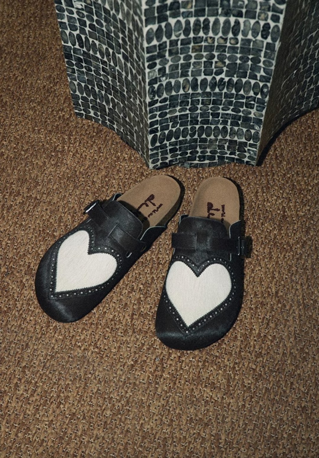 Heart Closed-Toe Slides 爱心长毛雕花包头皮鞋 - 拖鞋 - 真皮 咖啡色