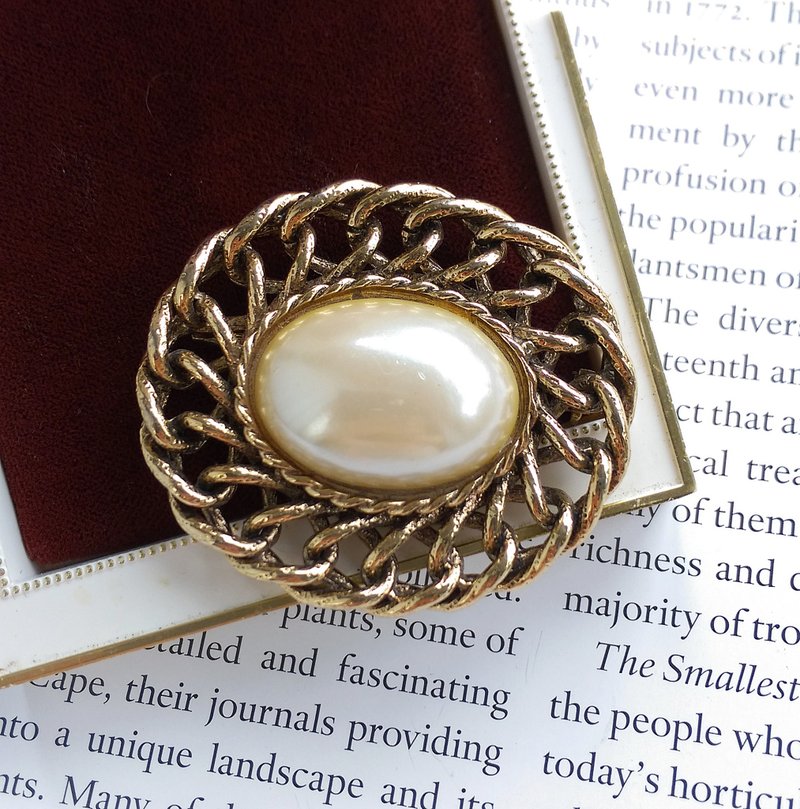 Vintage Jewelry 西洋古董饰品 1928 典雅简单 环圈框仿珠 别针 - 徽章/别针 - 其他金属 金色