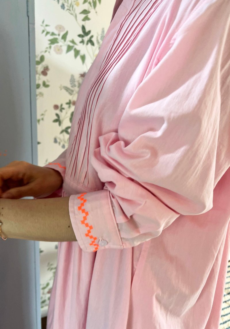 Joanne 长洋装 - 霓虹刺绣款 - 洋装/连衣裙 - 棉．麻 粉红色