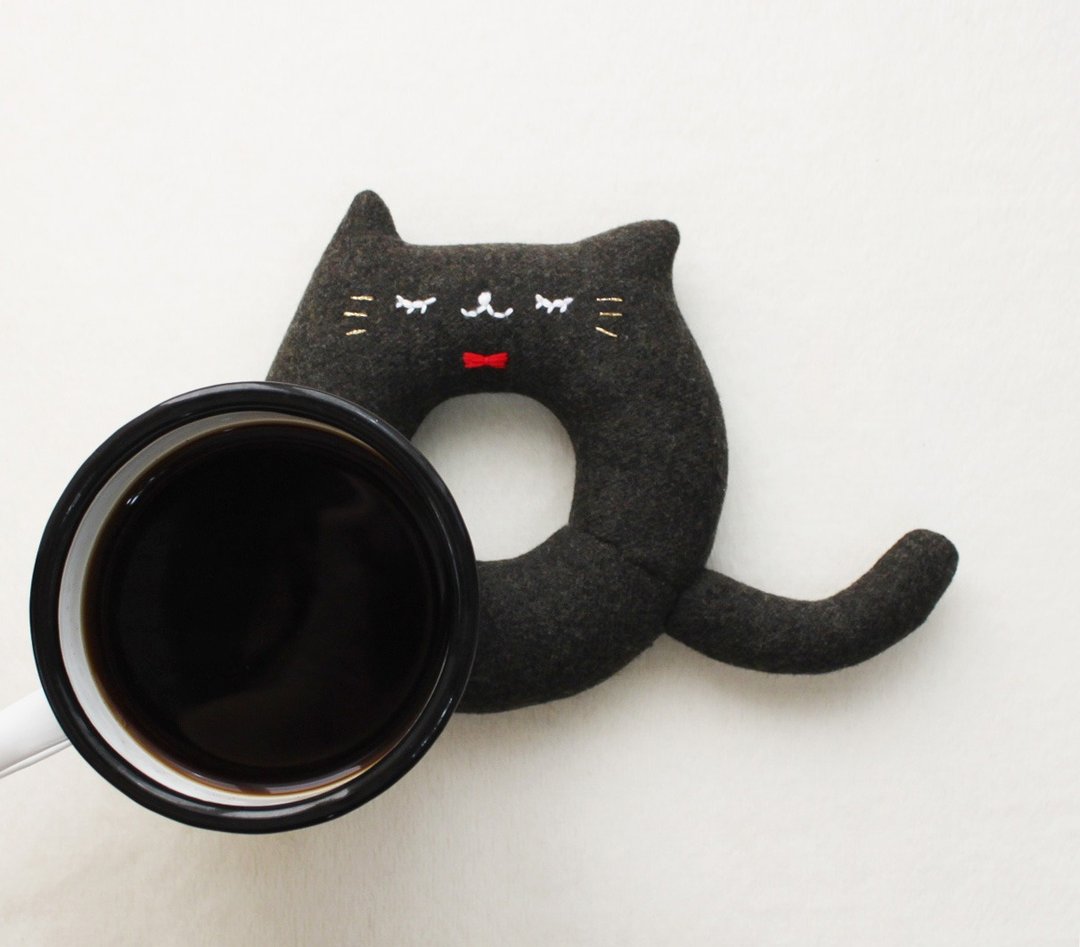 黑猫甜甜圈形杯垫。 - 杯垫 - 棉 黑色