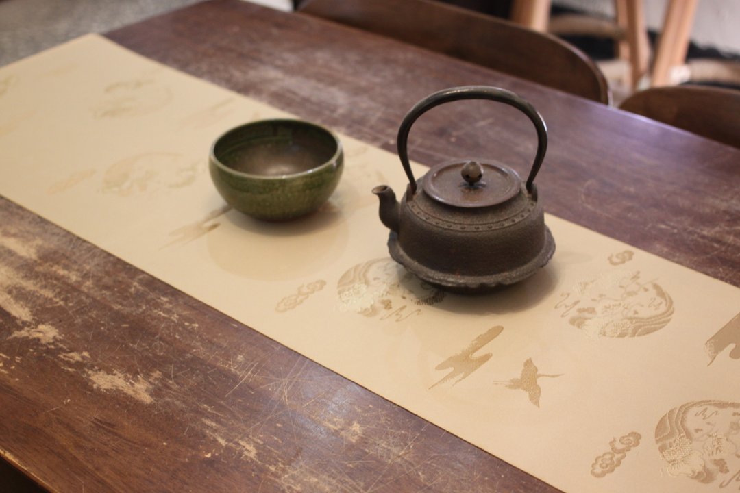 【品味生活】金丝云松鹤茶席 米黄 防水茶壁纸 32*300cm - 餐垫/桌巾 - 其他人造纤维 
