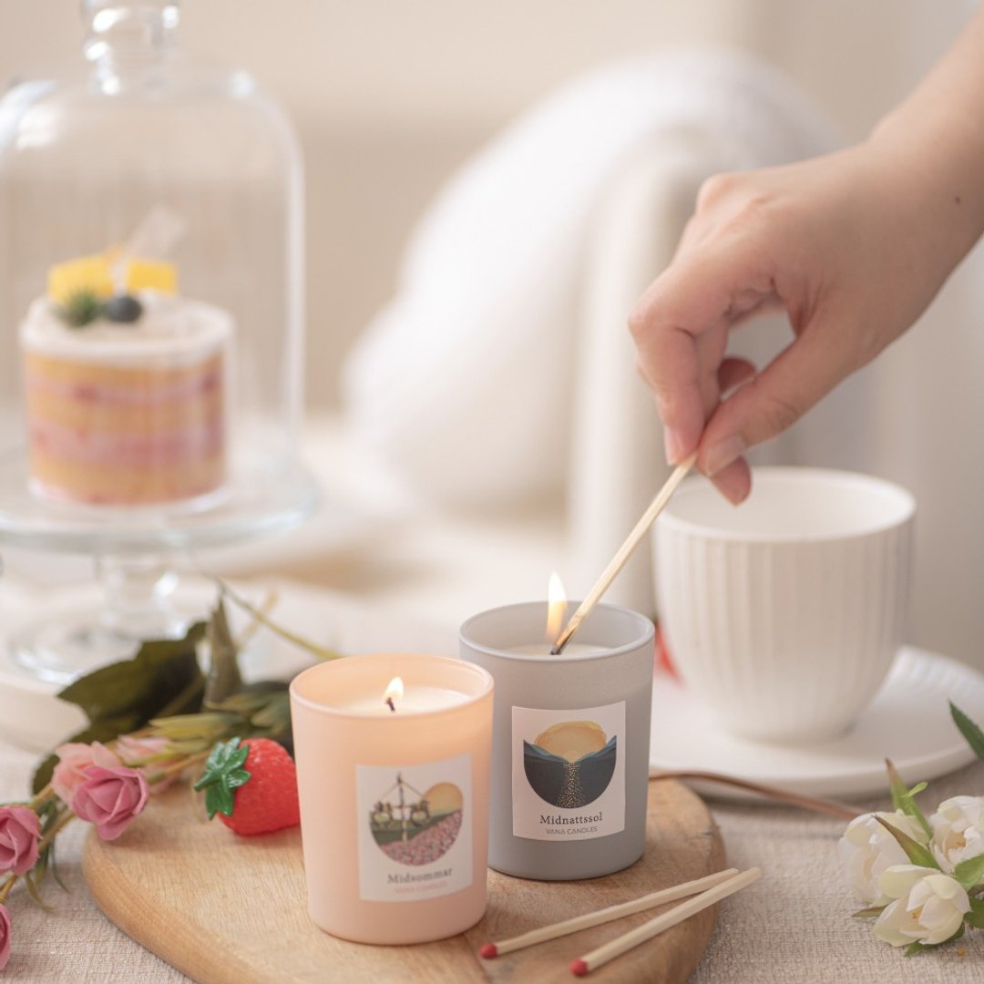 Vana Candles 香氛蜡烛二入组-午夜太阳/仲夏日间 75g 送火柴盒 - 蜡烛/烛台 - 蜡 多色