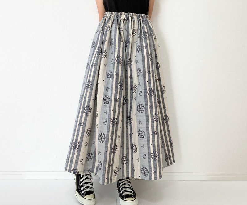 像刺绣一样的花朵图案　条纹  棉麻 刺绣风印花 花草 长裙 - 裙子 - 棉．麻 灰色