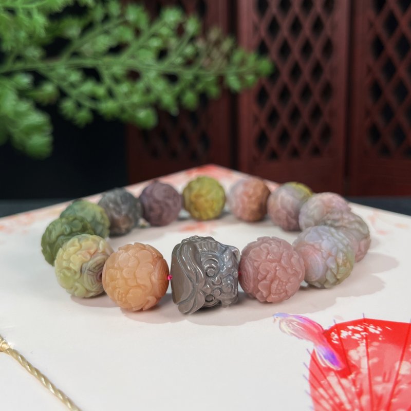 盐源玛瑙老料浓郁色哑光雕刻花开富贵手钏 搭配阿拉善玛瑙醒狮 - 手链/手环 - 半宝石 