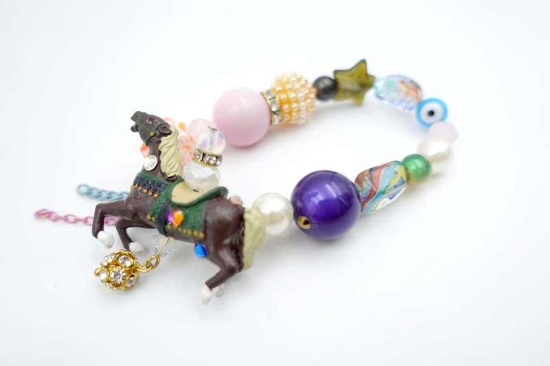法国古董老件旋转木马狮子缀施华洛水晶文青小清新小花动物手链 - 手链/手环 - 塑料 多色