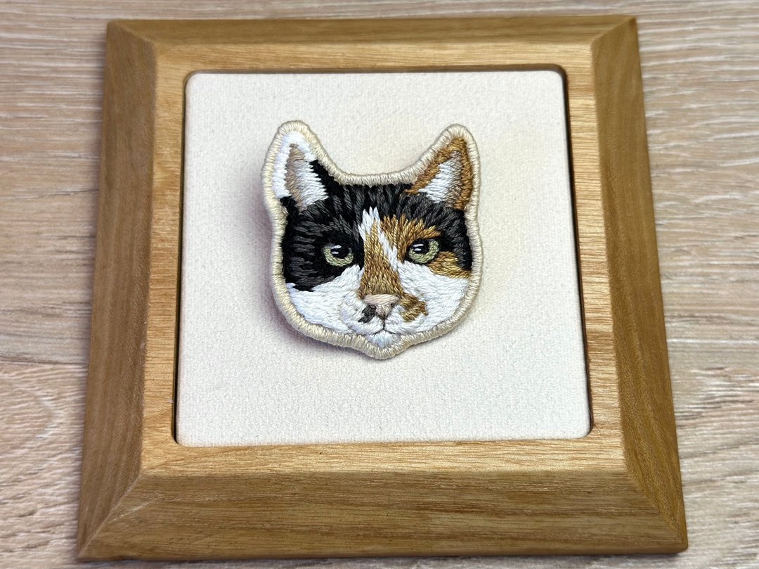 三色花猫头像刺绣别针 制成品 - 钥匙链/钥匙包 - 绣线 多色