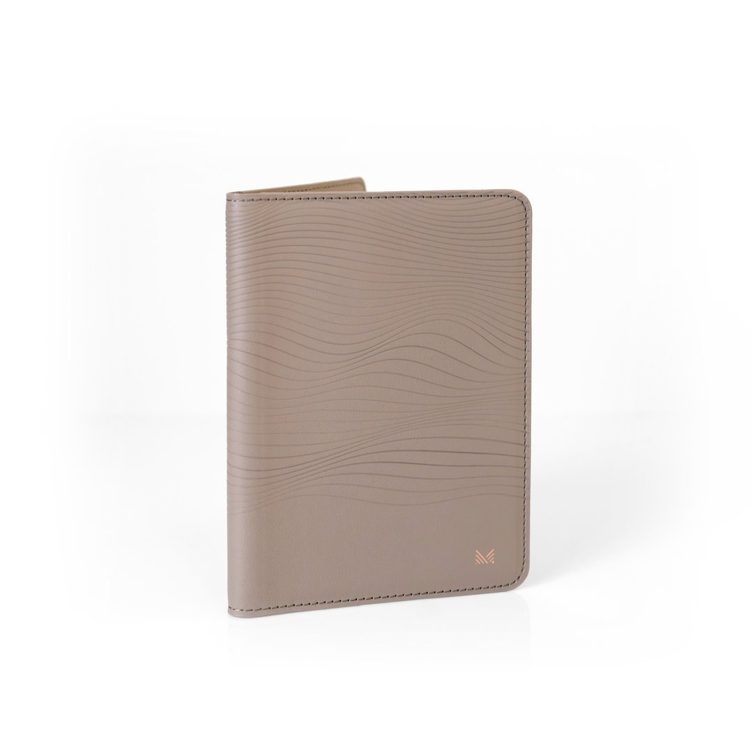 LUCID Refined | 带 RFID 保护的环保皮革超薄护照套 - 护照夹/护照套 - 塑料 卡其色
