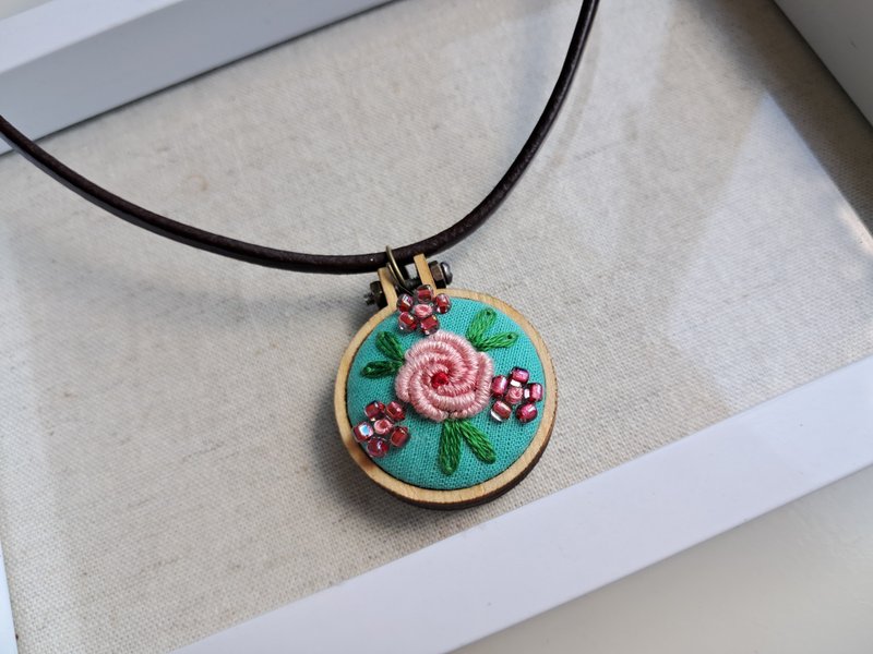玫瑰玫瑰我爱妳_手工刺绣迷你绣框项链 - 项链 - 绣线 多色