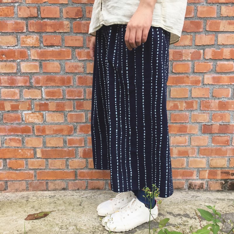 手作服 天然植物染 indigo 蓝染挺布纯棉简单宽筒裤裙 - 女装长裤 - 棉．麻 蓝色