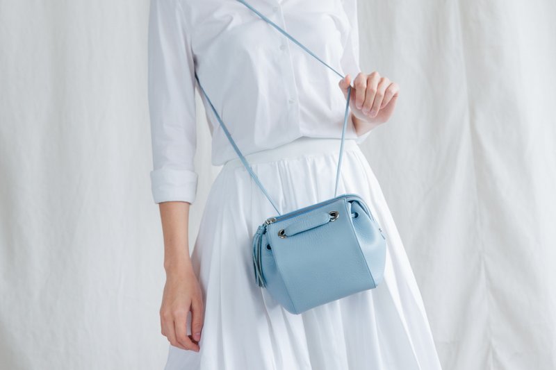 CUDDLE BAG - WOMEN CUTE MINIMAL LEATHER HANDBAG/ SHOULDER BAG - LIGHT BLUE - 侧背包/斜挎包 - 真皮 蓝色