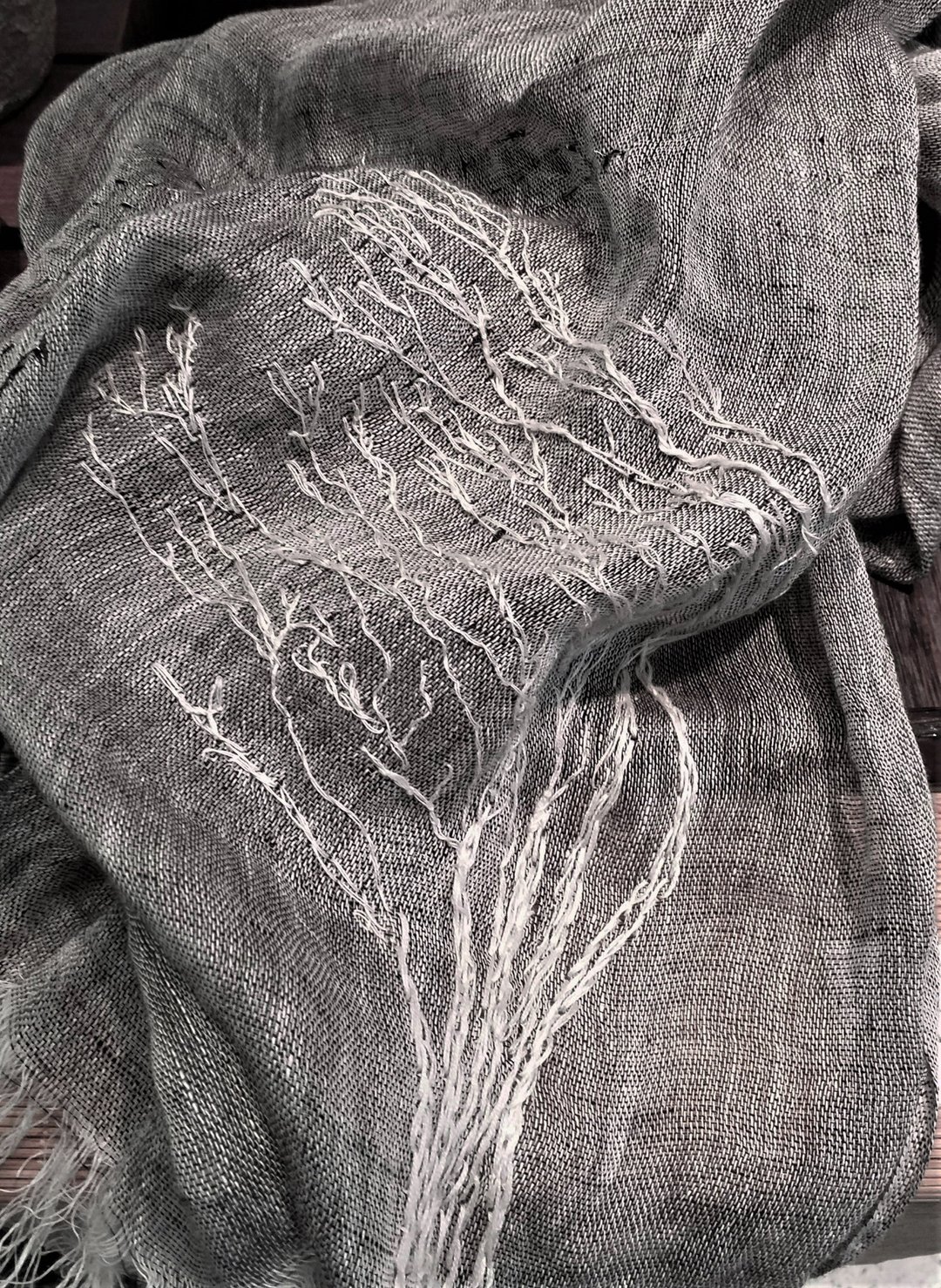 手工刺绣画  四季适用 高端双色全麻围巾 (风中的树) - 围巾/披肩 - 棉 灰色