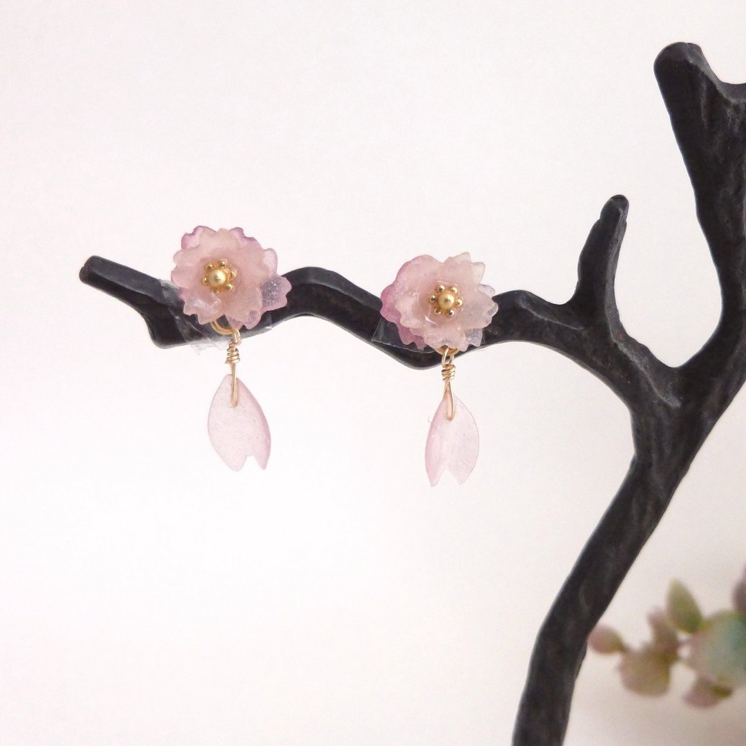 Earrings with small cherry blossoms and petals - 耳环/耳夹 - 粘土 粉红色