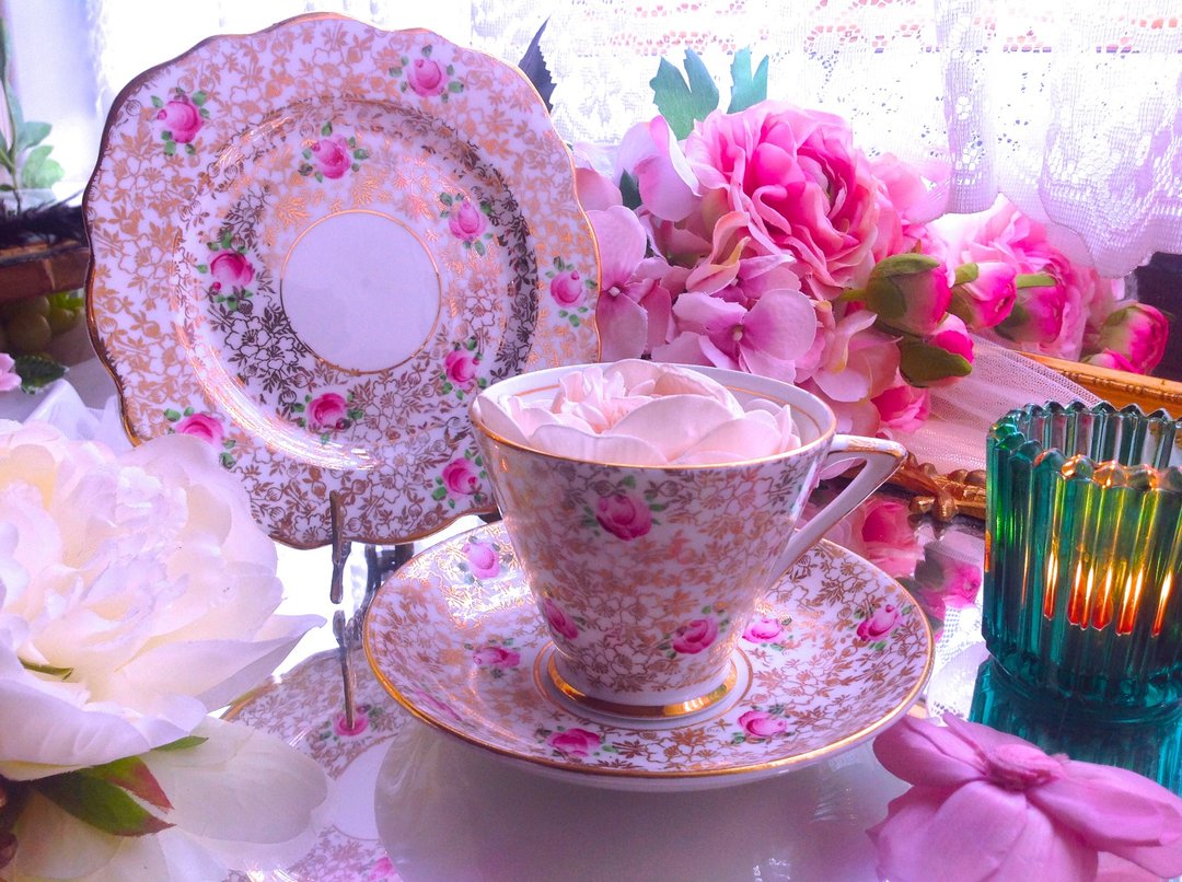 ♥安妮疯古物♥英国骨瓷 英国制1925 年手绘玫瑰 24k 金蕾丝花卉花茶杯,咖啡杯3件组 - 茶具/茶杯 - 瓷 多色