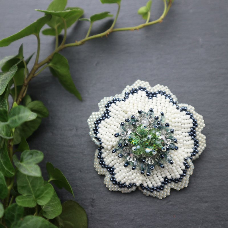 Beaded Flower Brooch (White) - 胸针 - 玻璃 白色
