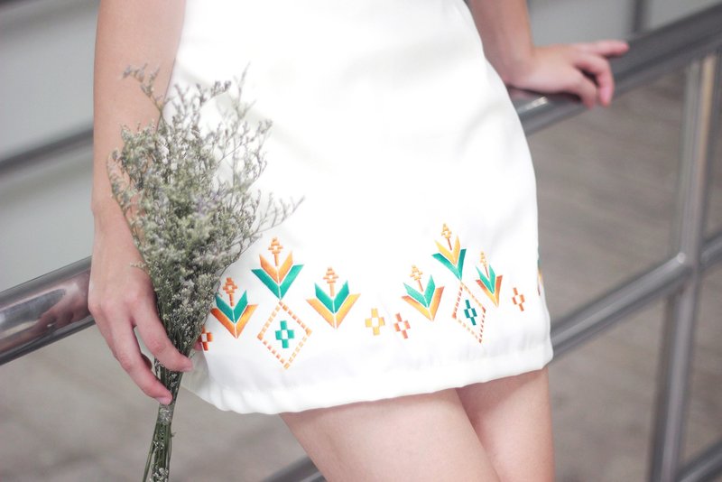 DOKKAEW Skirt (White with Orange) - 裙子 - 绣线 白色