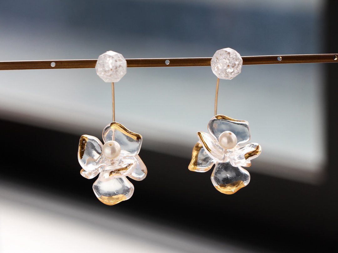 14kgf - 透明花朵衬里 × 裂纹水晶穿孔耳环 - 耳环/耳夹 - 其他金属 透明