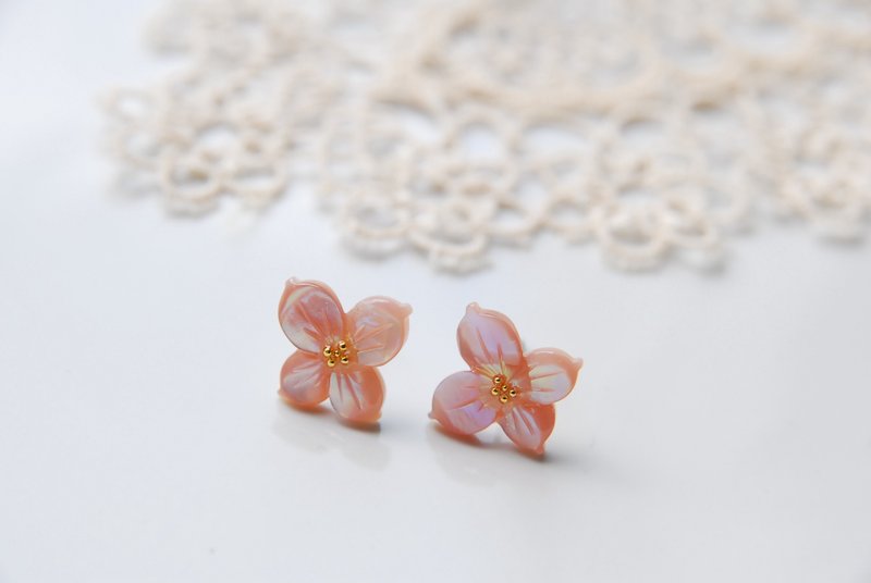 四瓣花形耳环 粉色 钛金属针 - 耳环/耳夹 - 贝壳 粉红色