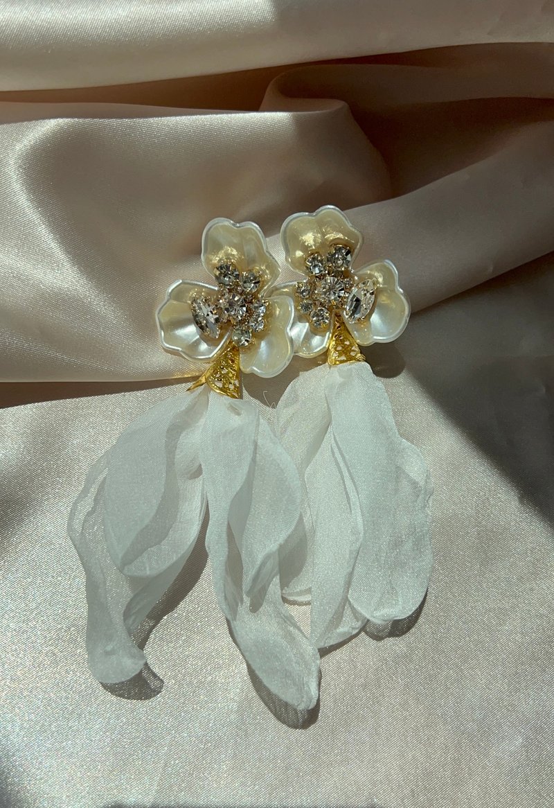Wedding Wedding Bridal Pearl Hanabusa Flower Tassel Large Earrings Cotton Pearl Chiffon - 耳环/耳夹 - 其他金属 金色