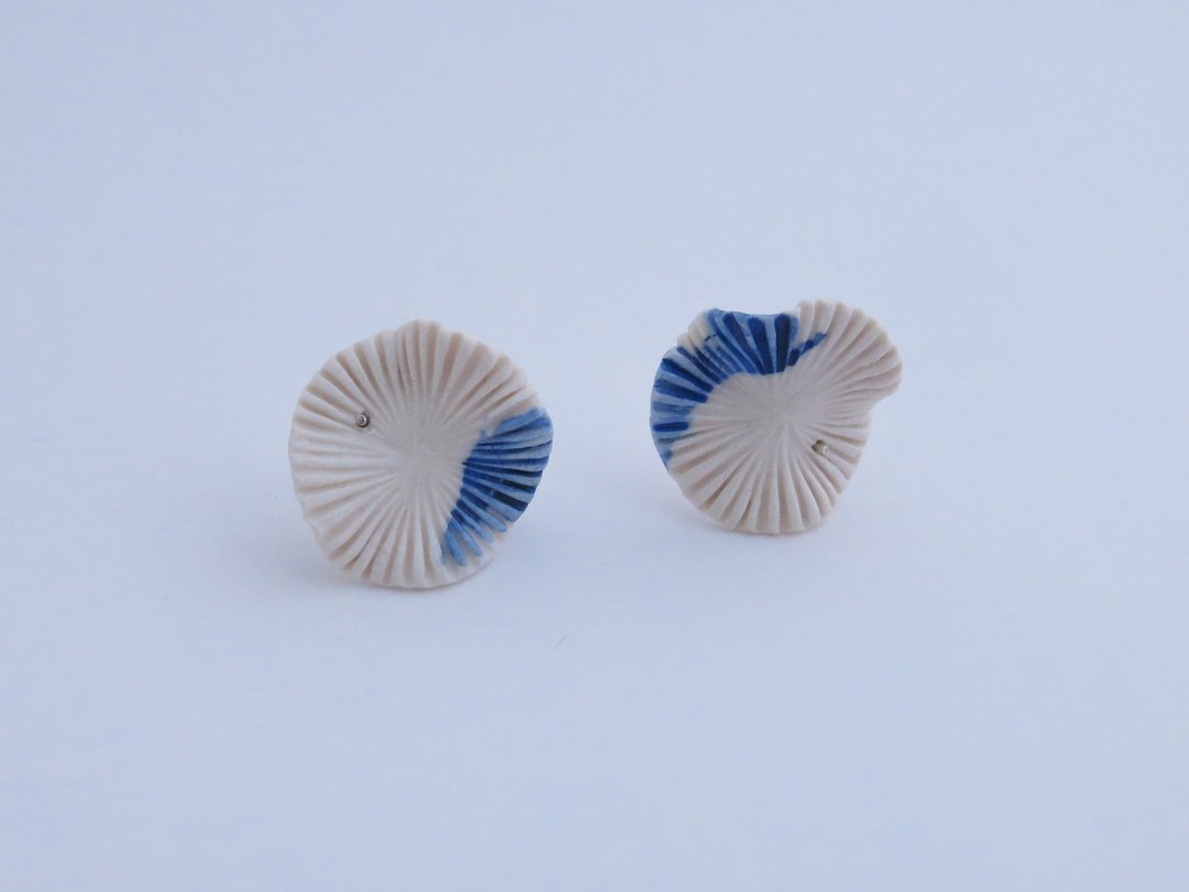Coquillage en Mer海之贝白瓷青花瓷耳环/纯银耳针 - 耳环/耳夹 - 瓷 白色