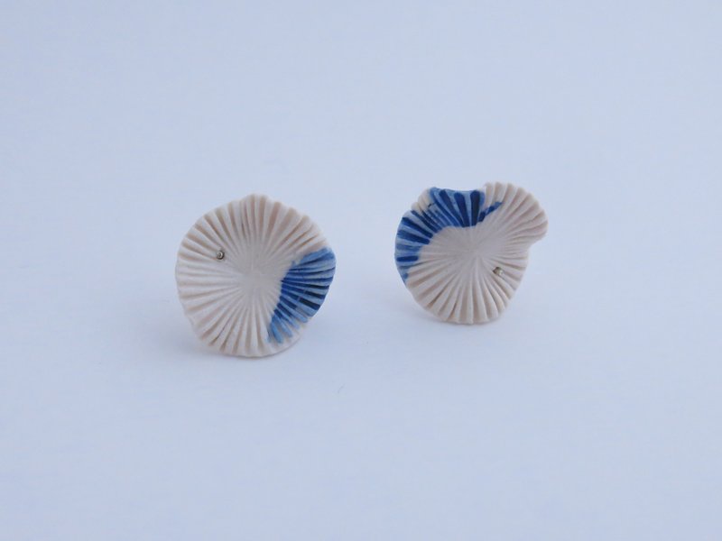 Coquillage en Mer海之贝白瓷青花瓷耳环/纯银耳针 - 耳环/耳夹 - 瓷 白色