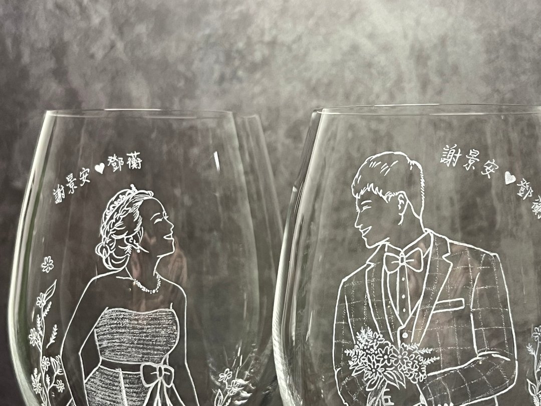 【定制化礼物】雕刻酒杯 夫妻各一杯 精致似颜绘 结婚对杯 玻璃杯 - 酒杯/酒器 - 玻璃 透明