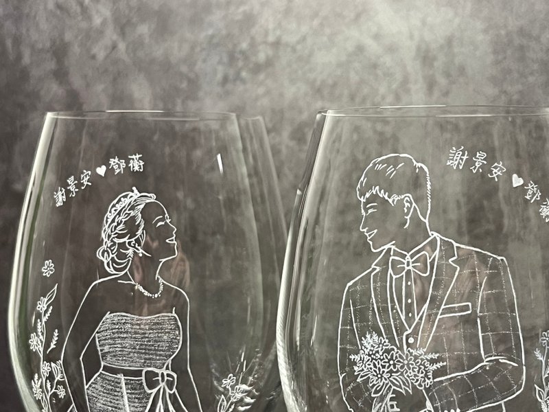 【定制化礼物】雕刻酒杯 夫妻各一杯 精致似颜绘 结婚对杯 玻璃杯 - 酒杯/酒器 - 玻璃 透明