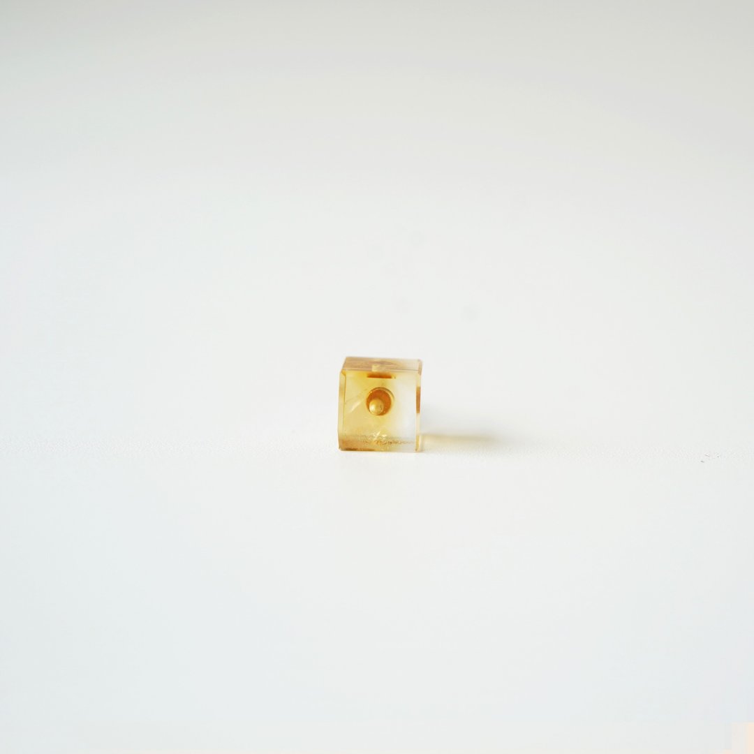 K10YG 天然耳针[黄水晶] - 耳环/耳夹 - 其他金属 粉红色