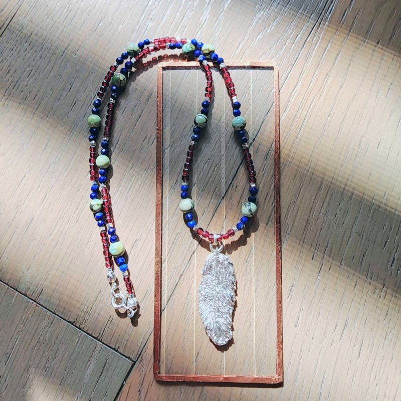 【曲水辰手作】纯银羽毛吊坠与绿松石项链 - 项链 - 宝石 多色