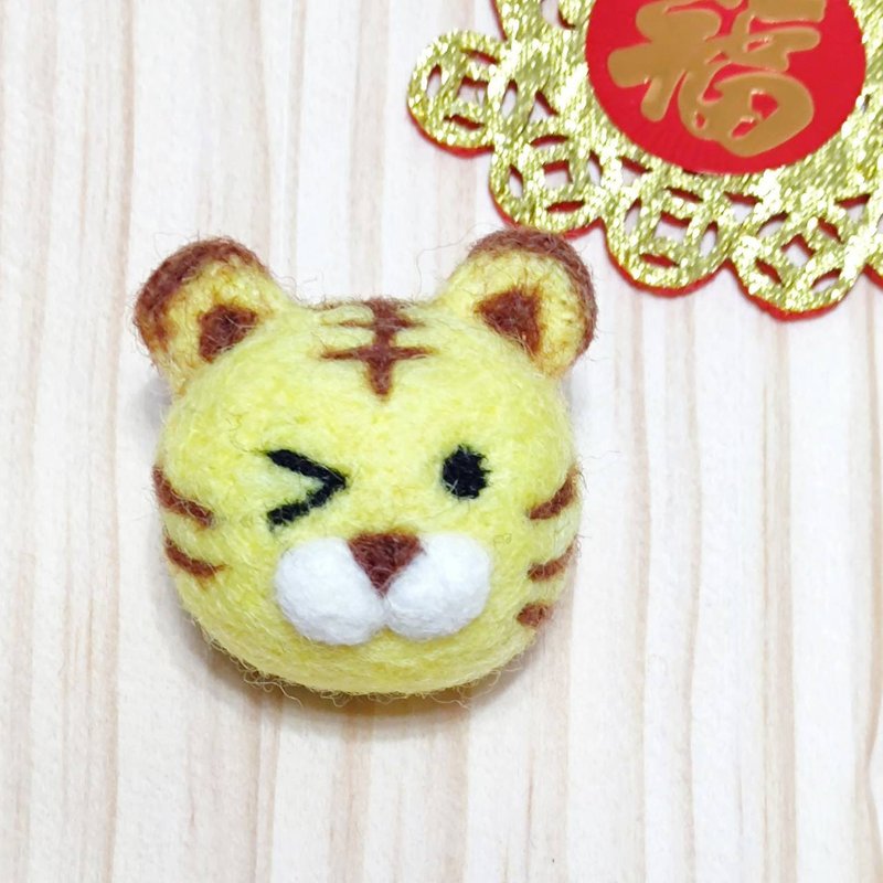 眯眯眼小老虎-羊毛毡 钥匙圈、吊饰、摆饰 - 胸针 - 羊毛 黄色